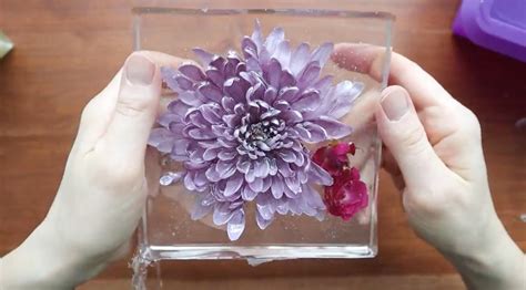 How to Pour Resin into Molds with Flowers: A Creative Journey into Floral Preservation